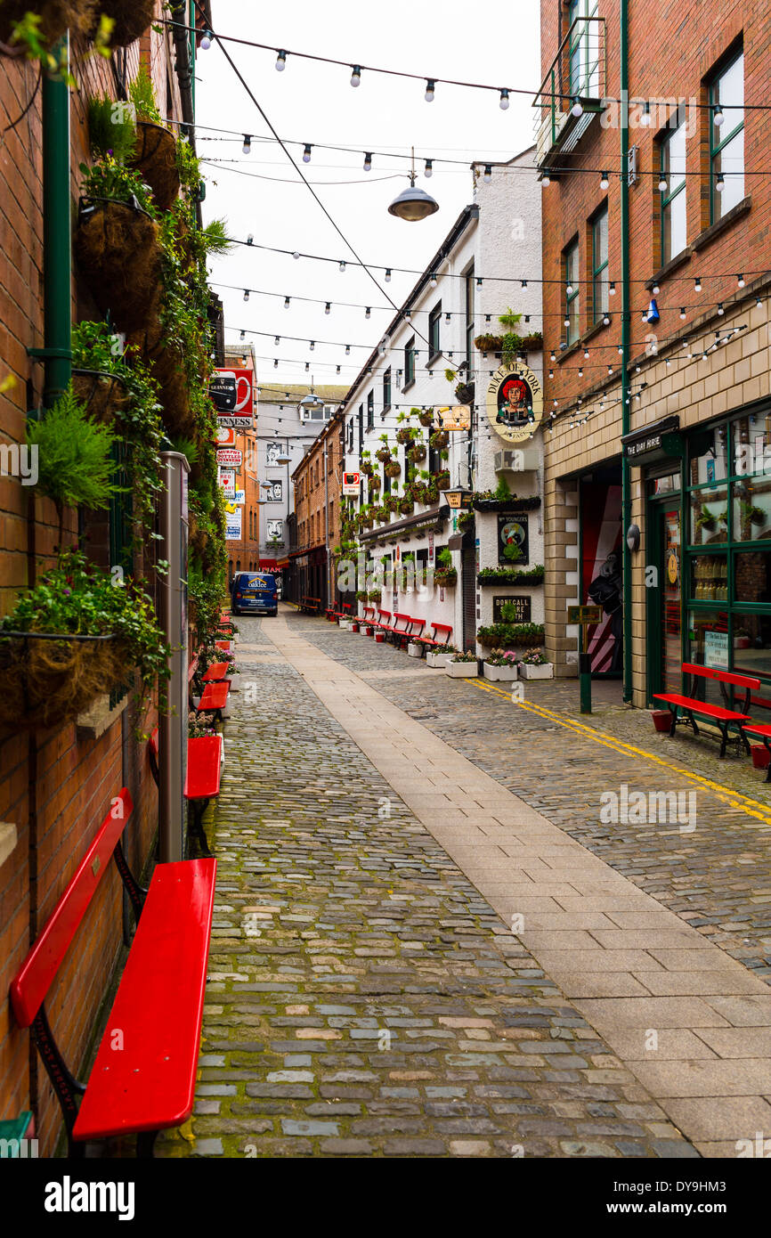 Banquettes rouges dans le quartier de la cathédrale de Belfast, Irlande du Nord Banque D'Images