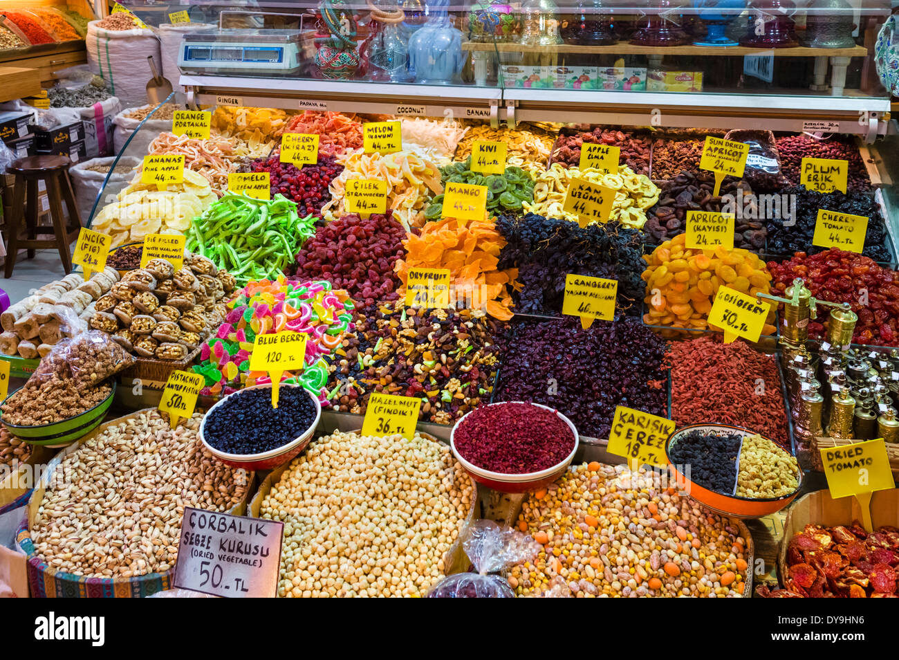 Les fruits séchés et les noix à la vente dans le Spice Bazaar (Misir Carsisi ou bazar égyptien), district d'Eminonu, Istanbul, Turquie Banque D'Images