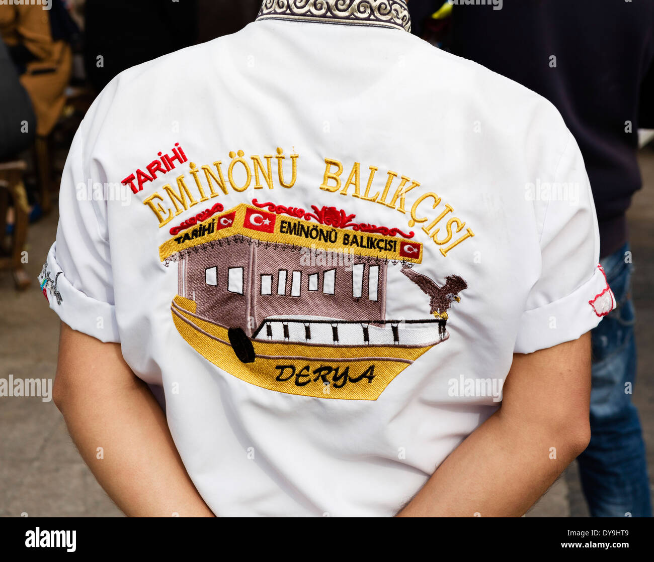 De l'uniforme d'Eminonu Tarihi Balikcisi sandwich poisson voile employé près du pont de Galata, Eminönü district, Istanbul, Turquie Banque D'Images