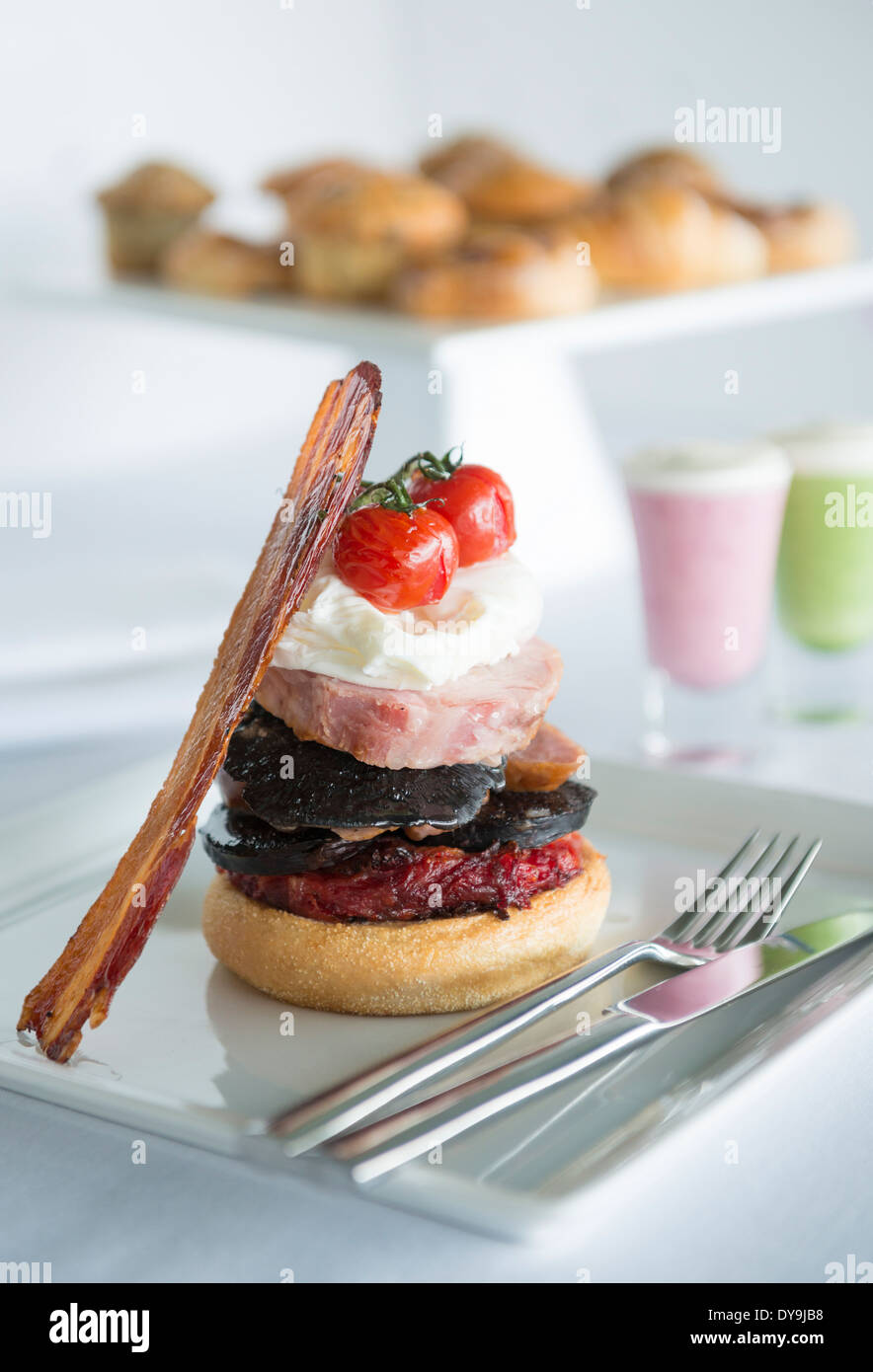 Muffin Petit déjeuner servi avec des smoothies et des pâtisseries Banque D'Images