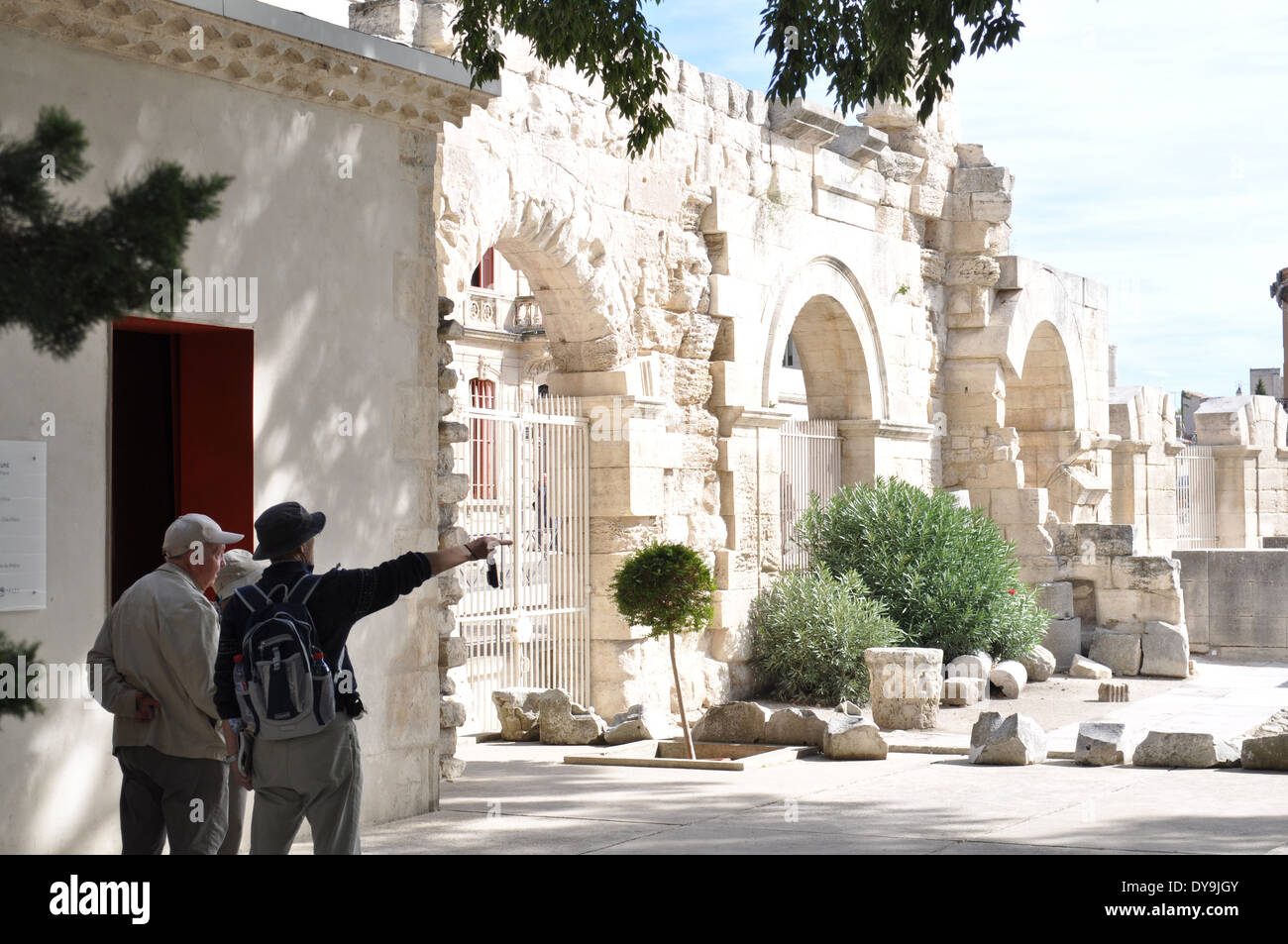 Des touristes masculins d'âge moyen des ruines anciennes de visualisation dans le théâtre romain d'Arles, France. Banque D'Images