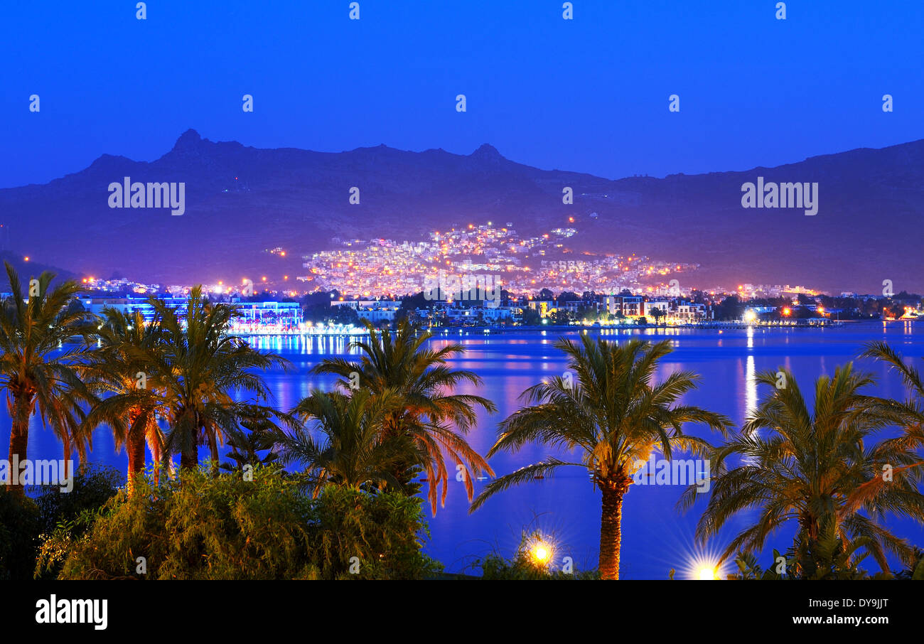 Coucher du soleil et de la plage avec vue sur Bodrum resort dans l'éclairage de nuit, Turquie Banque D'Images