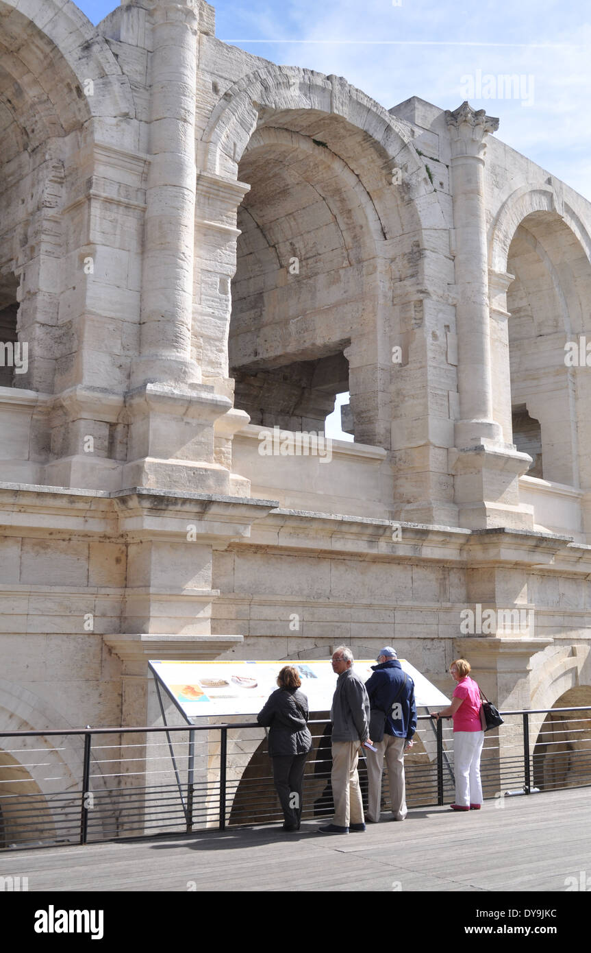Les touristes visitent les spruced up-sablé pierre arches de l'Amphithéâtre Romain à Arles France Banque D'Images