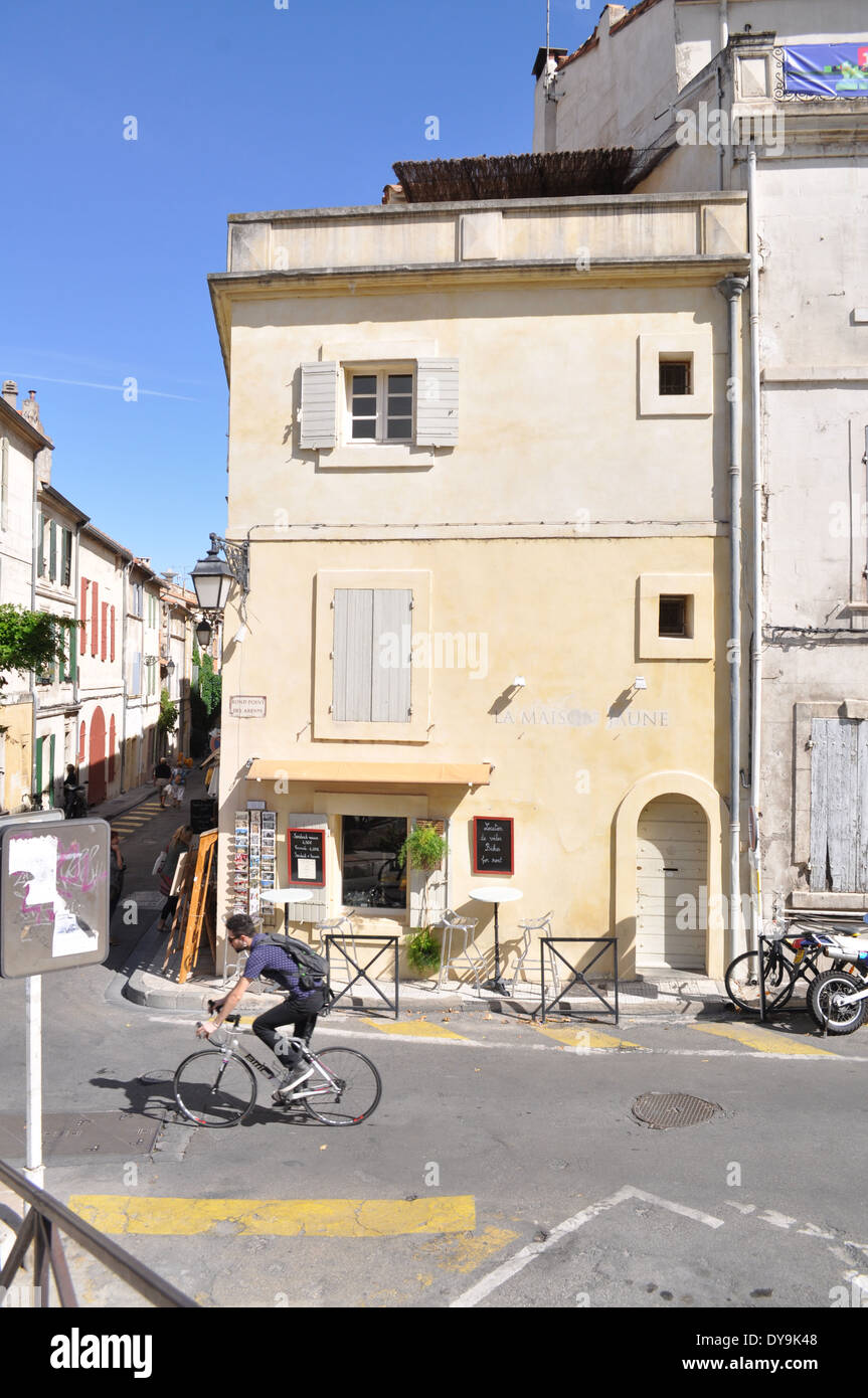 La Maison Jaune Brocante boutique touristique en face de l'Amphithéâtre Romain d'Arles France Banque D'Images
