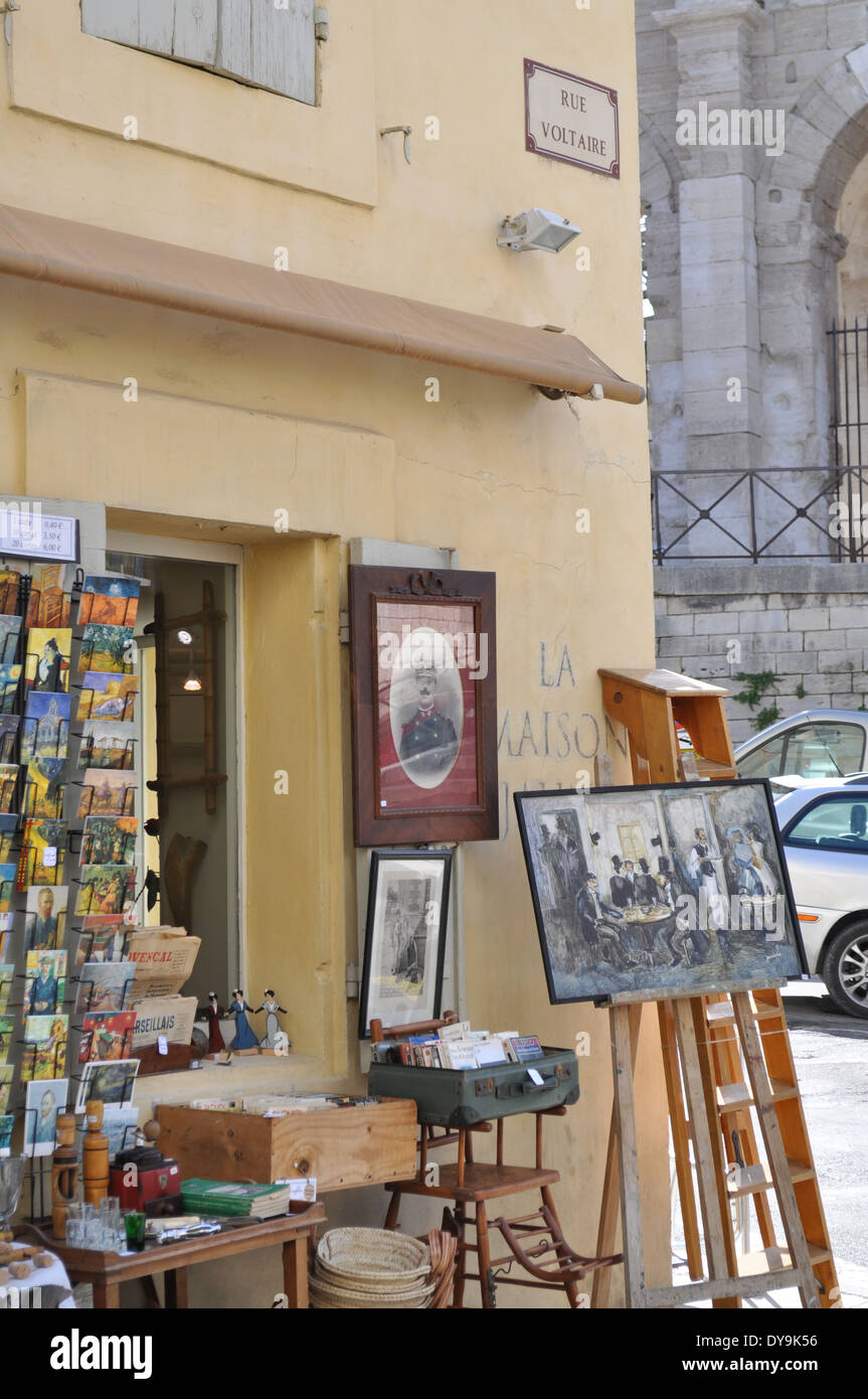 La Maison Jaune Brocante boutique touristique en face de l'Amphithéâtre Romain d'Arles France Banque D'Images