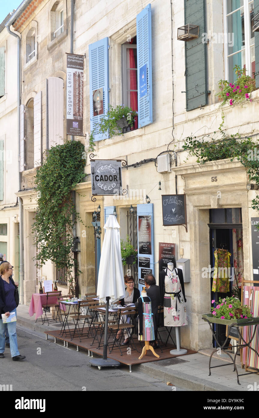 Les gens se détendre dans un charmant café de la chaussée dans la zone touristique d'Arles France Banque D'Images