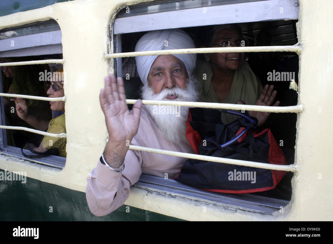 Lahore. 10 avr, 2014. Un pèlerin Sikh indien arrive à la gare de Wagah dans l'est de Lahore au Pakistan le 10 avril 2014, pour célébrer le Sikh Baisakhi, ou Nouvel An. Pèlerins sikhs du monde sont arrivés au Pakistan pour célébrer les trois jours de festival Baisakhi sikhe. Credit : Jamil Ahmed/Xinhua/Alamy Live News Banque D'Images