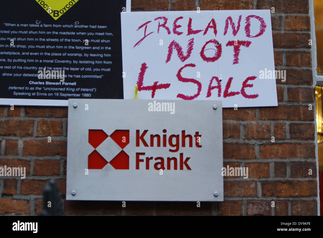 Dublin, Irlande. 7 avril 2014. Un 'Irlande Pas de 4 Sale' signe a été ajoutée à l'entreprise signe de Knight Frank. L'expulsion des militants de la lutte contre le travail et l'Anti-Eviction Land League ont occupé les bureaux de Dublin International property consultancy Knight Frank. L'activiste a protesté contre la vente de Knight Frank maisons repris en Irlande. Banque D'Images