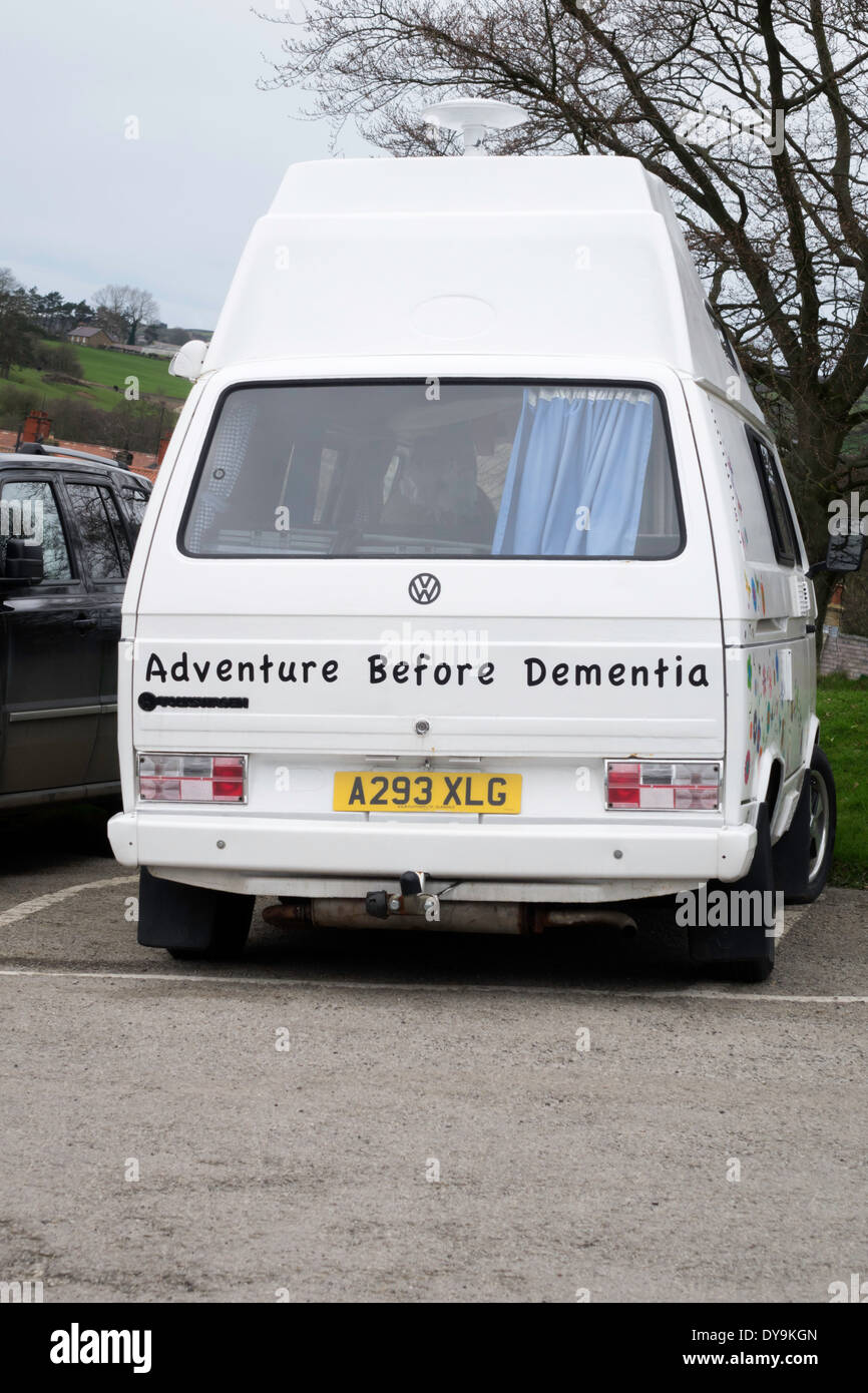 Un motorhome avec la légende "Aventure avant la démence' dans le parc national des North Yorkshire Moors Banque D'Images