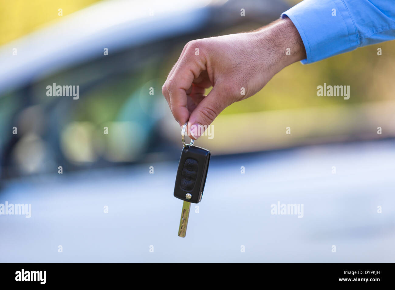 Les jeunes d'Amérique latine tenue pilote clés de voiture au volant de sa nouvelle voiture Banque D'Images