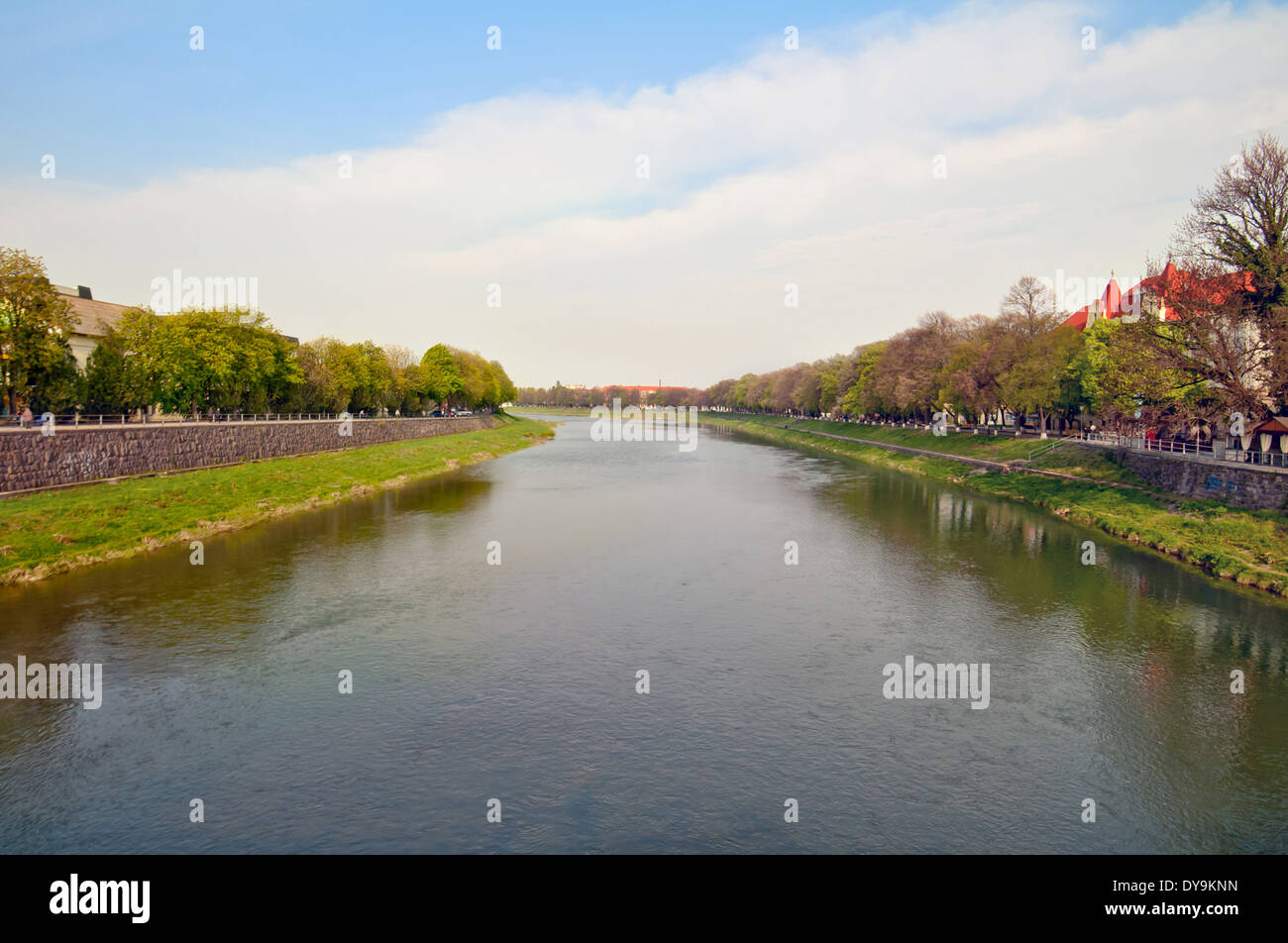 La large rivière est dans les villes. Lviv Ukraine Banque D'Images