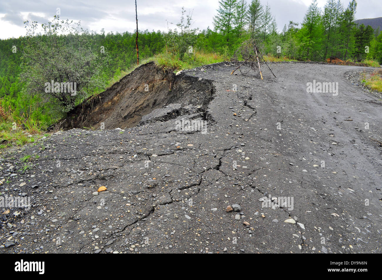 L'autoroute en Yakoutie, brouillées par la pluie. La Russie, l'Est de la Iakoutie, une crête de Suntar-khayata Banque D'Images