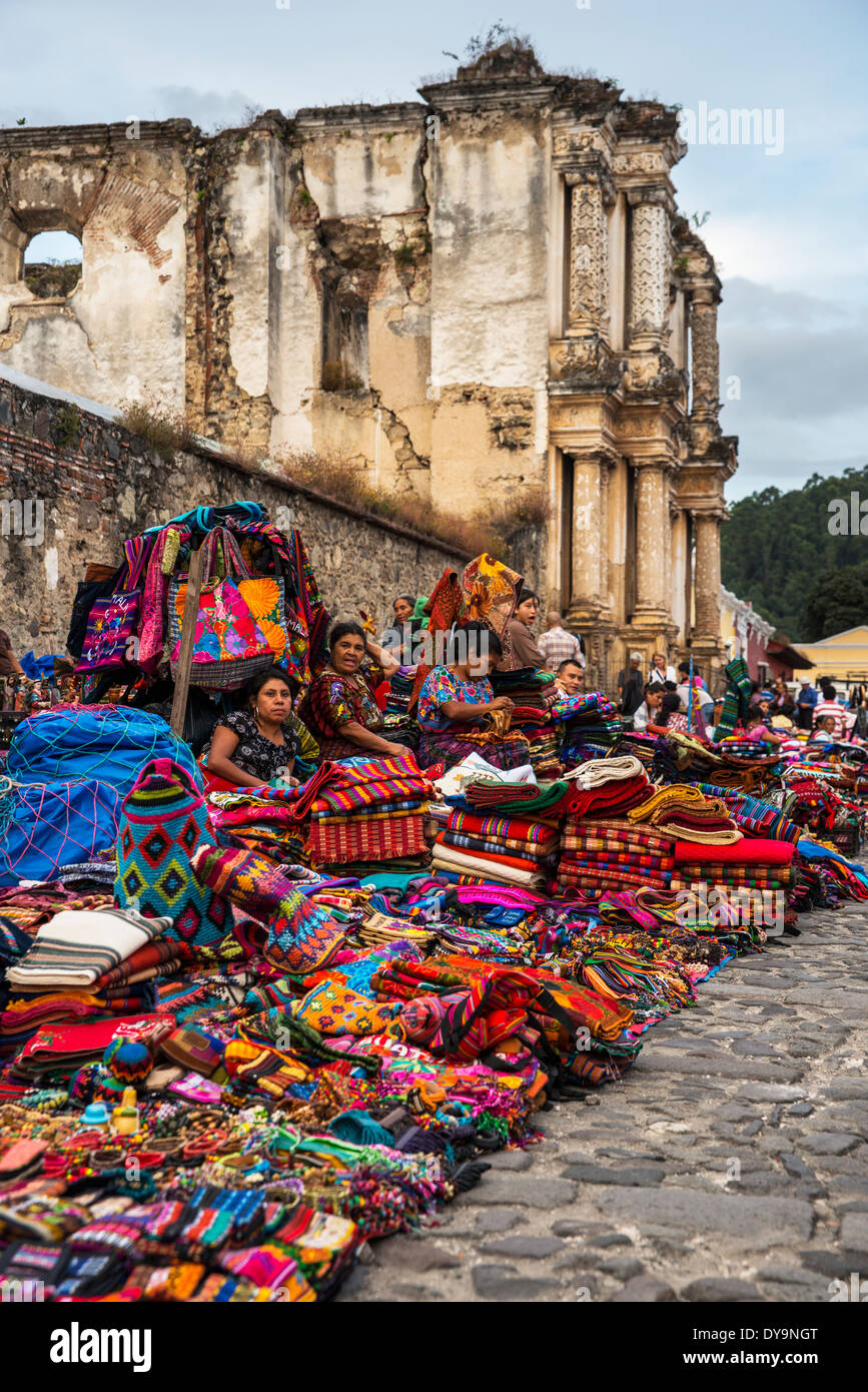 Quelques femmes vendant les produits traditionnels du Guatemala à Antigua Banque D'Images
