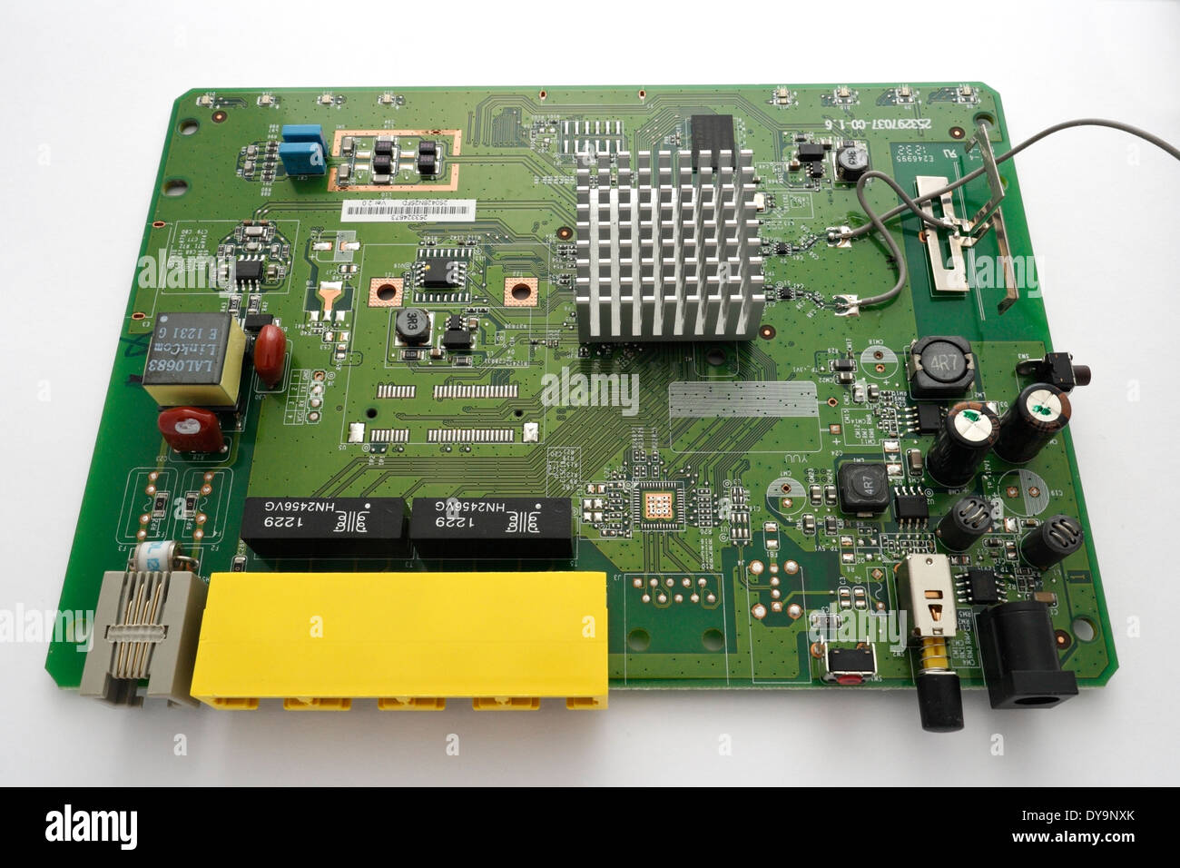 à l'intérieur d'un routeur haut débit avec carte de circuit imprimé. Composants électroniques. Technologie moderne Banque D'Images