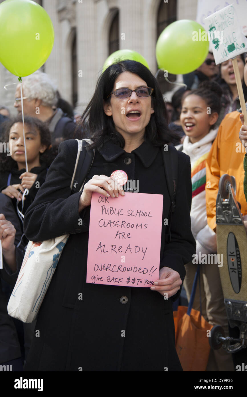 New York City, USA. 10 avril, 2014. Les parents, les élèves de l'école publique, les membres de la communauté et les enseignants protester Gov. Cuomo & législature de l'état des fonds et ressources nécessaires pour les écoles à charte qui ne représentent que 3  % des étudiants, surtout que Wall Street et le secteur des entreprises sont en partie leur financement avec un oeil sur les bénéfices. Certains voient les charters comme une tendance vers la privatisation capitaliste de l'éducation du public en danger. Banque D'Images