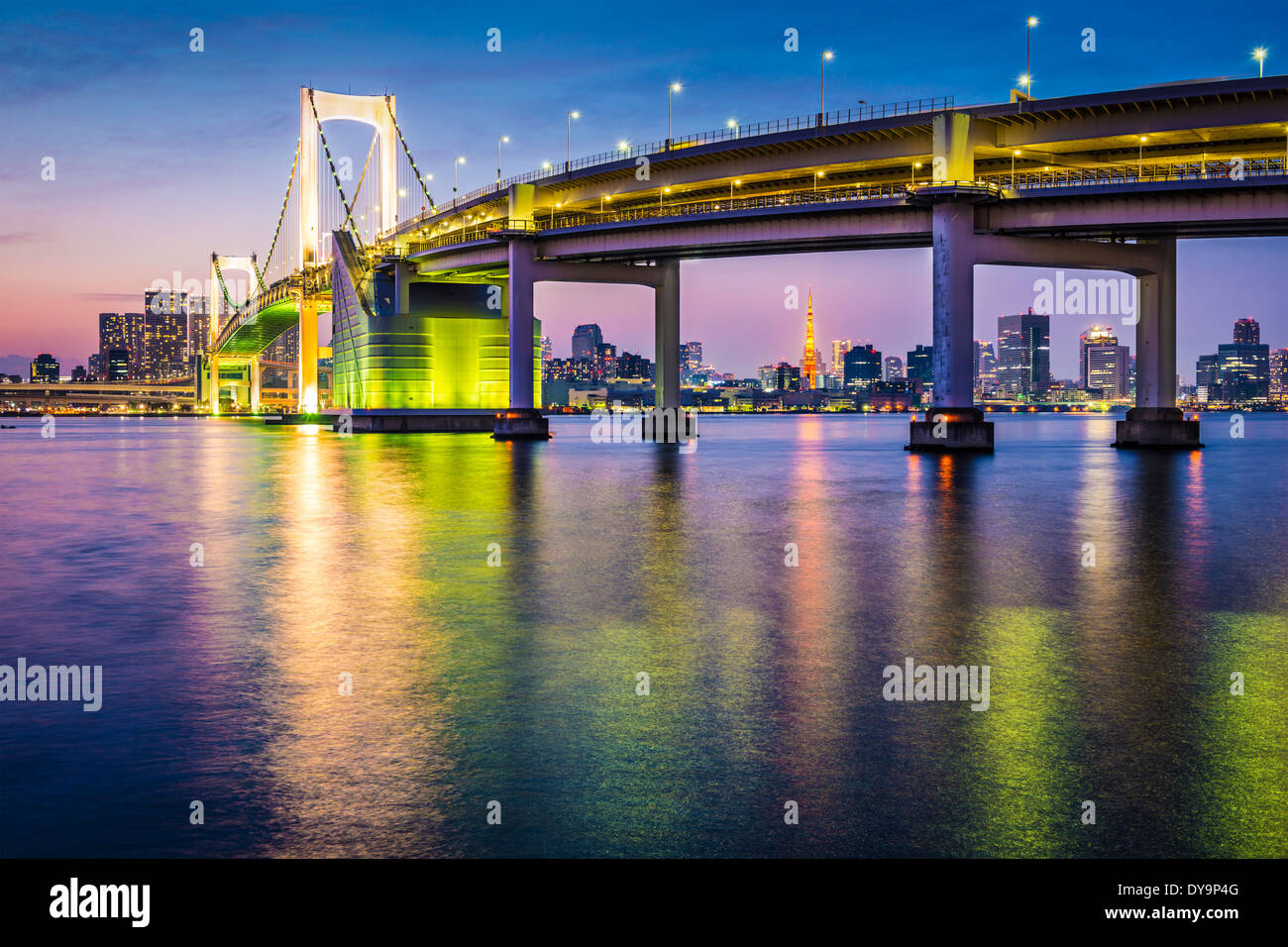 Tokyo, Japon à Tokyo Bay et pont en arc-en-ciel. Banque D'Images