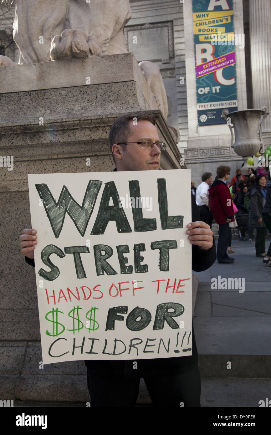 New York City, USA. 10 avril, 2014. Les parents, les élèves de l'école publique, les membres de la communauté et les enseignants protester Gov. Cuomo & législature de l'état des fonds et ressources nécessaires pour les écoles à charte qui ne représentent que 3  % des étudiants, surtout que Wall Street et le secteur des entreprises sont en partie leur financement avec un oeil sur les bénéfices. Certains voient les charters comme une tendance vers la privatisation capitaliste de l'éducation du public en danger. Banque D'Images