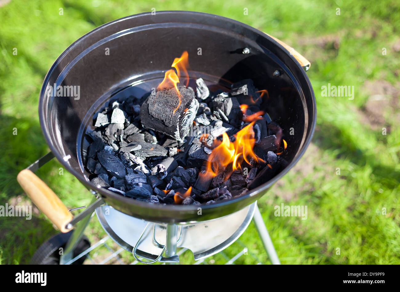 Sex brûlant du charbon, grill en feu Banque D'Images