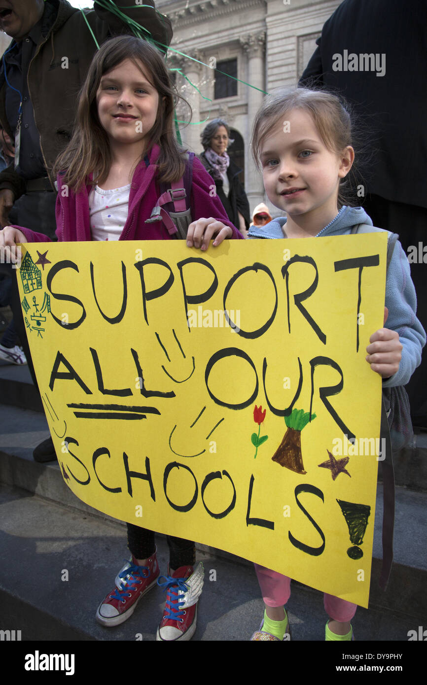 New York City, USA. 10 avril, 2014. Les parents, les élèves de l'école publique, les membres de la communauté et les enseignants protester Gov. Cuomo & législature de l'état des fonds et ressources nécessaires pour les écoles à charte qui ne représentent que 3  % des étudiants, surtout que Wall Street et le secteur des entreprises sont en partie leur financement avec un oeil sur les bénéfices. Certains voient les charters comme une tendance vers la privatisation capitaliste de l'éducation du public en danger. Banque D'Images