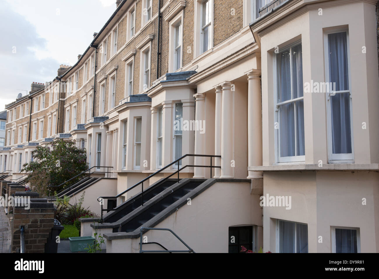 Une rangée de maisons victoriennes à Londres Banque D'Images