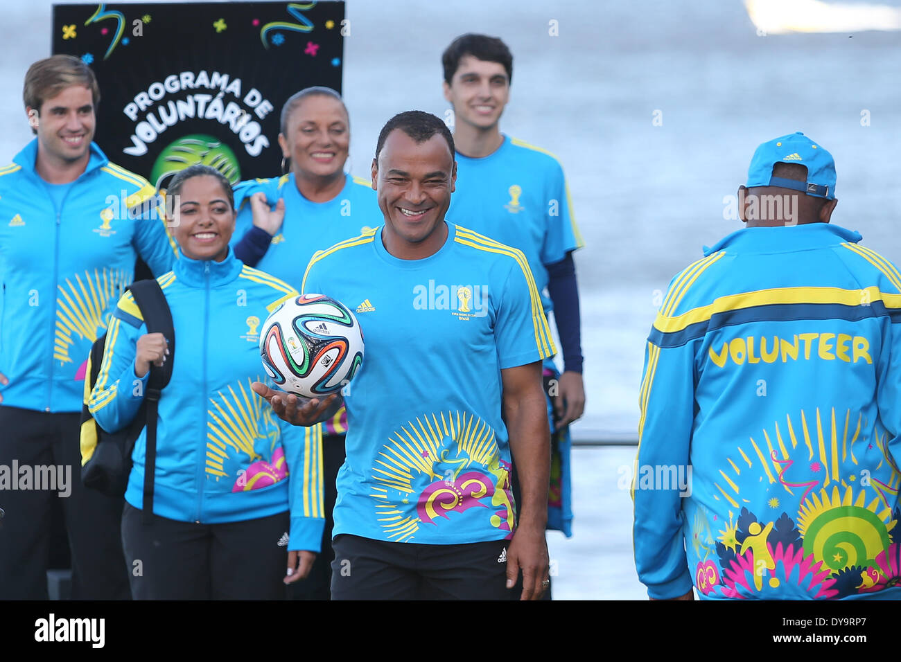 Rio de Janeiro, Brésil. 10 avr, 2014. Ancien joueur de football brésilien Cafu (C) présente les uniformes conçus pour les volontaires du monde de la FIFA sur un défilé de mode lors de l'événement de Rio à Rio de Janeiro, Brésil, le 10 avril 2014. © Xu Zijian/Xinhua/Alamy Live News Banque D'Images