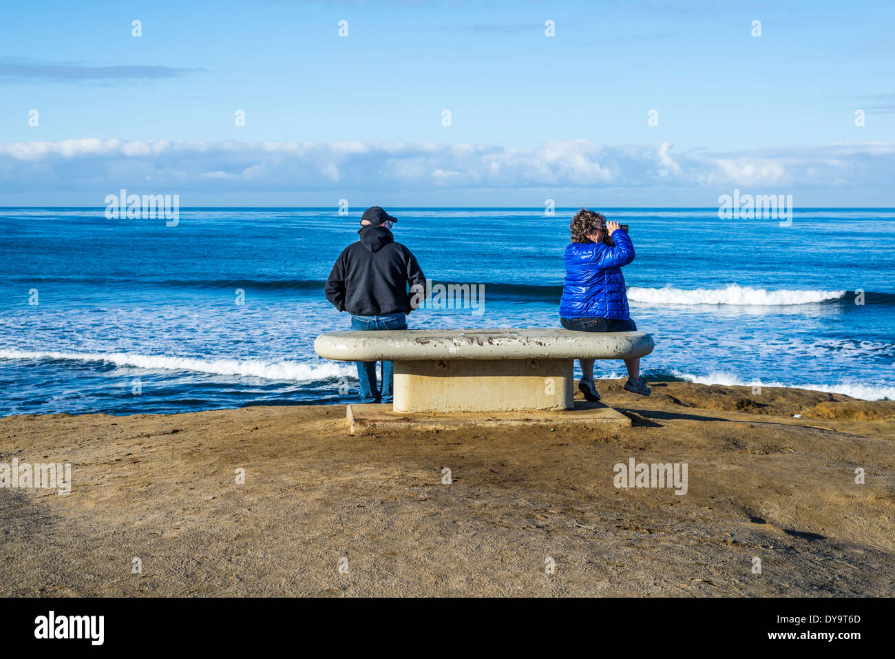 Deux personnes assises sur un banc à l'Luscomb. région de la Pointe Sunset Cliffs Natural Park, San Diego, California, United States. Banque D'Images