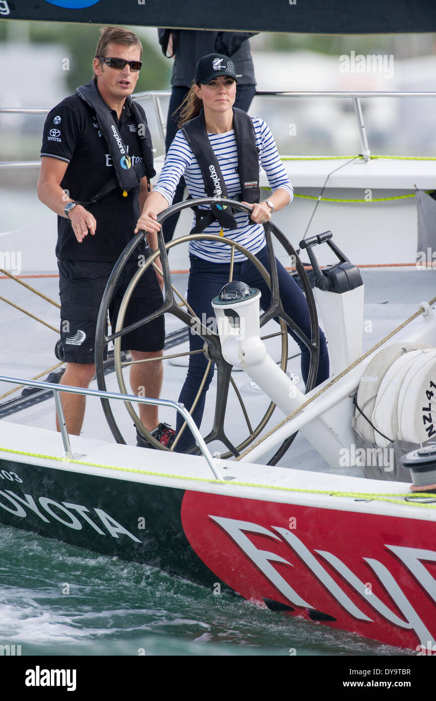 Auckland, Nouvelle-Zélande. 11 avril, 2014. Leurs Altesses Royales le duc et la duchesse de Cambridge visiter Emirates Team New Zealand match race à l'autre dans le port d'Auckland. Un crédit : Chris Cameron/Alamy Live News Banque D'Images