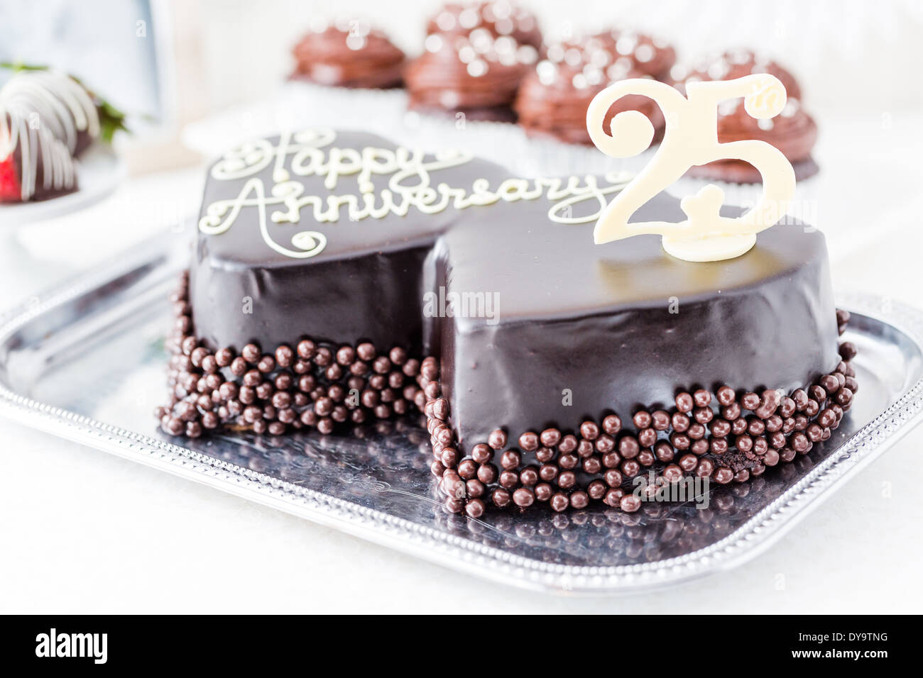 Celebrer Un Anniversaire De Mariage En Forme De Coeur Avec Un Gateau Au Chocolat Photo Stock Alamy Celebrer Un Anniversaire De Mariage En Forme De Coeur Avec Un Gateau Au Chocolat Photo Stock Alamy