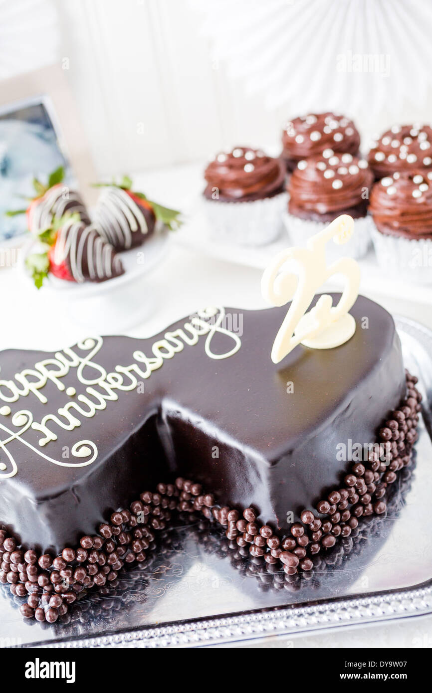 Celebrer Un Anniversaire De Mariage En Forme De Coeur Avec Un Gateau Au Chocolat Photo Stock Alamy