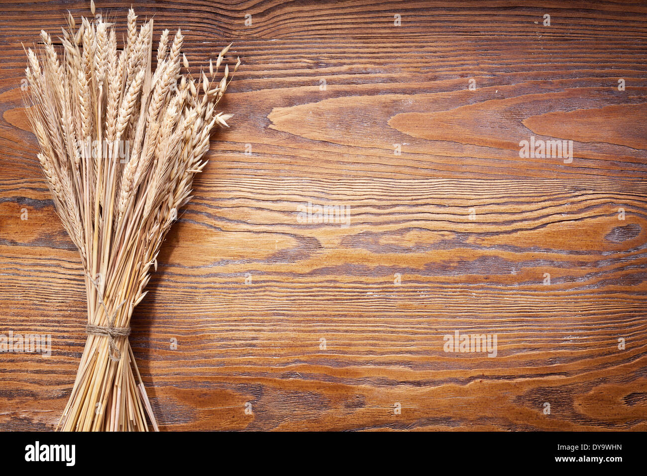 Des épis de blé sur la vieille table en bois. Banque D'Images