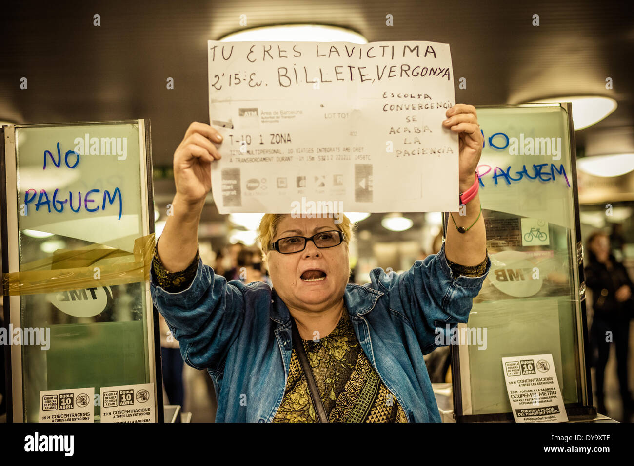 Barcelone, Espagne. 10 avril 2014 : Un militant tient son placard pendant une manifestation contre le faux billet pour les transports publics de Barcelone : Crédit matthi/Alamy Live News Banque D'Images
