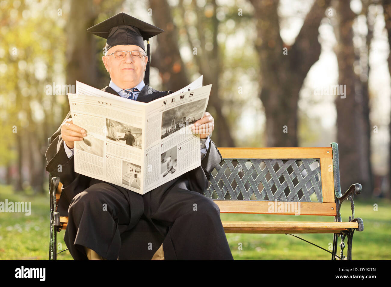 Professeur de collège à maturité journal de lecture en plein air Banque D'Images