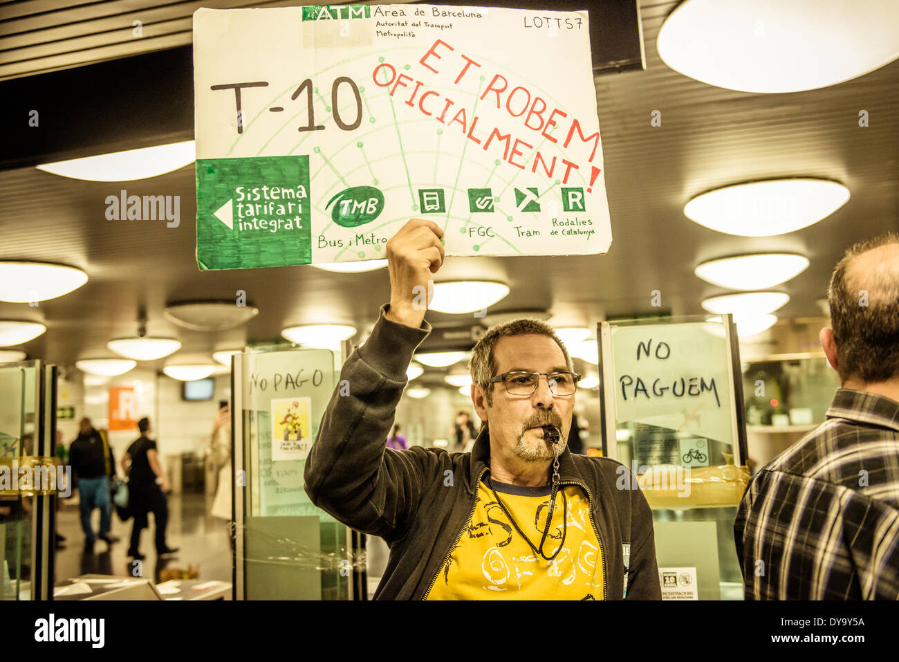 Barcelone, Espagne. 10 avril 2014 : Un militant tient son placard pendant une manifestation contre le faux billet pour les transports publics de Barcelone : Crédit matthi/Alamy Live News Banque D'Images