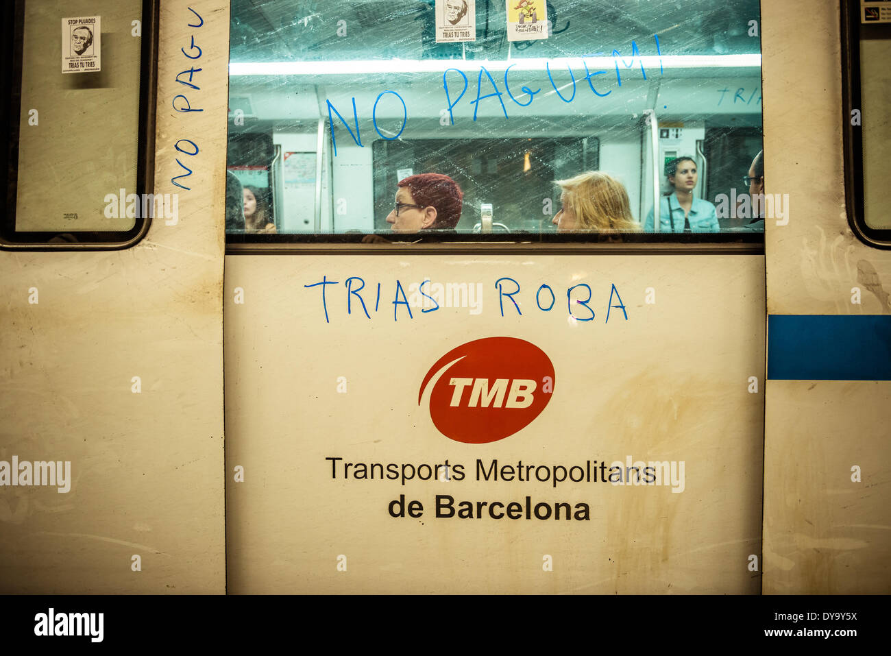 Barcelone, Espagne. 10 avril 2014 : Un métro s'est arrêté pendant une manifestation contre le faux billet pour les transports publics de Barcelone : Crédit matthi/Alamy Live News Banque D'Images