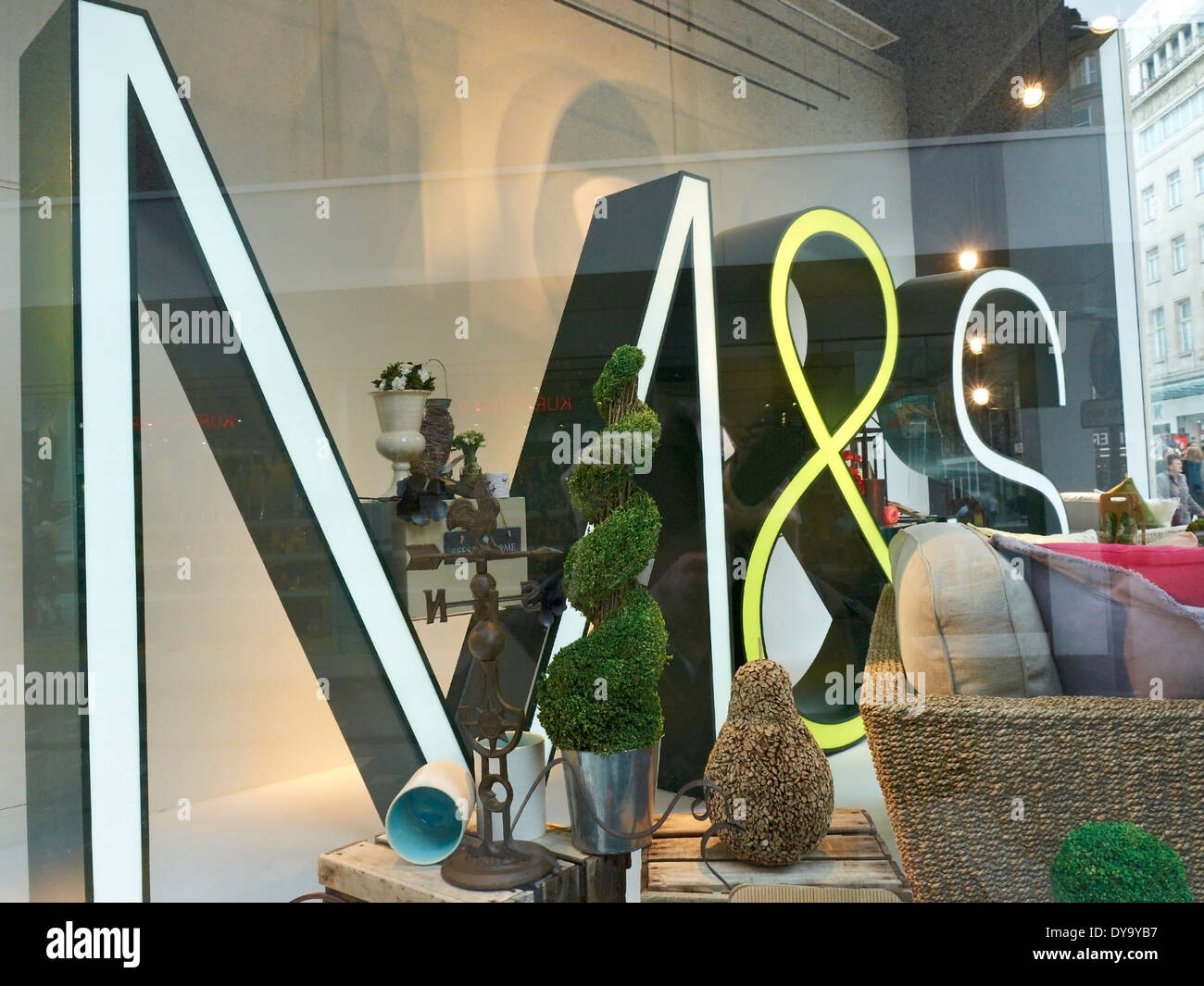 Logo de Marks & Spencer en vitrine UK Banque D'Images