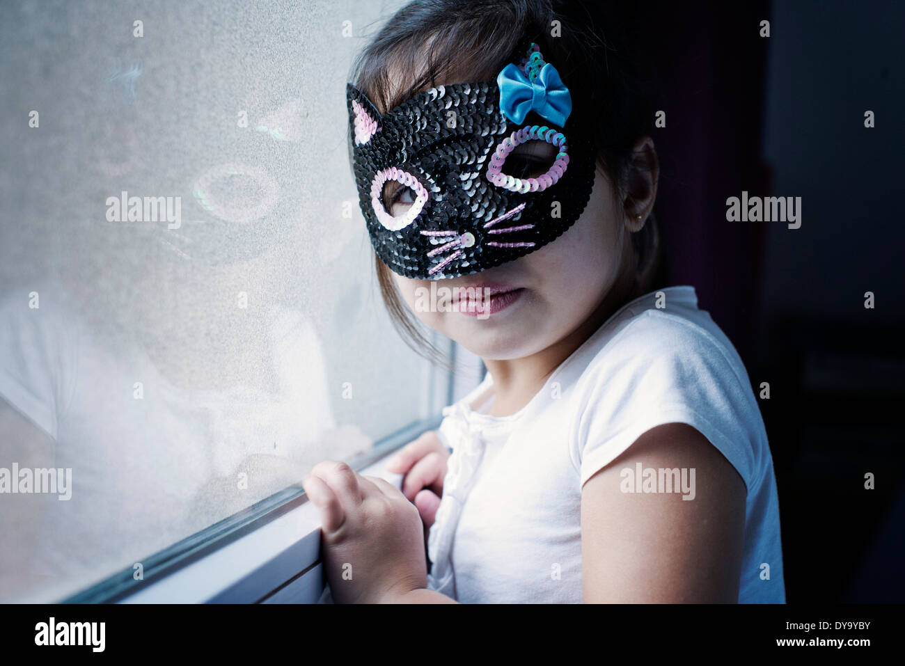 Little girl wearing mask Banque D'Images