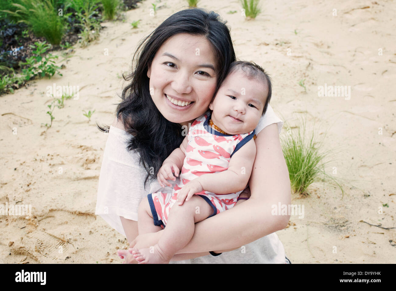 Mère avec son fils mineur outdoors, portrait Banque D'Images