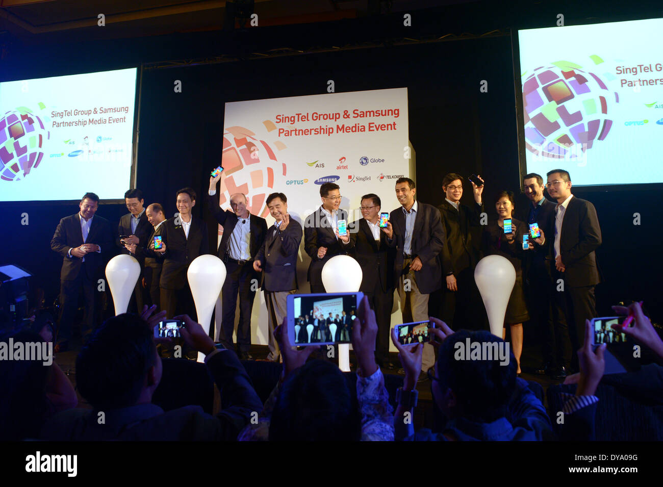 Singapour. Apr 11, 2014. Des représentants de Singtel et Samsung assister à une conférence de presse à Singapour Marina Bay Sands, le 11 avril 2014. Singtel et Samsung a annoncé une série d'initiatives de partenariats et a lancé son tout dernier smartphone Samsung Galaxy S5. © puis Chih Wey/Xinhua/Alamy Live News Banque D'Images