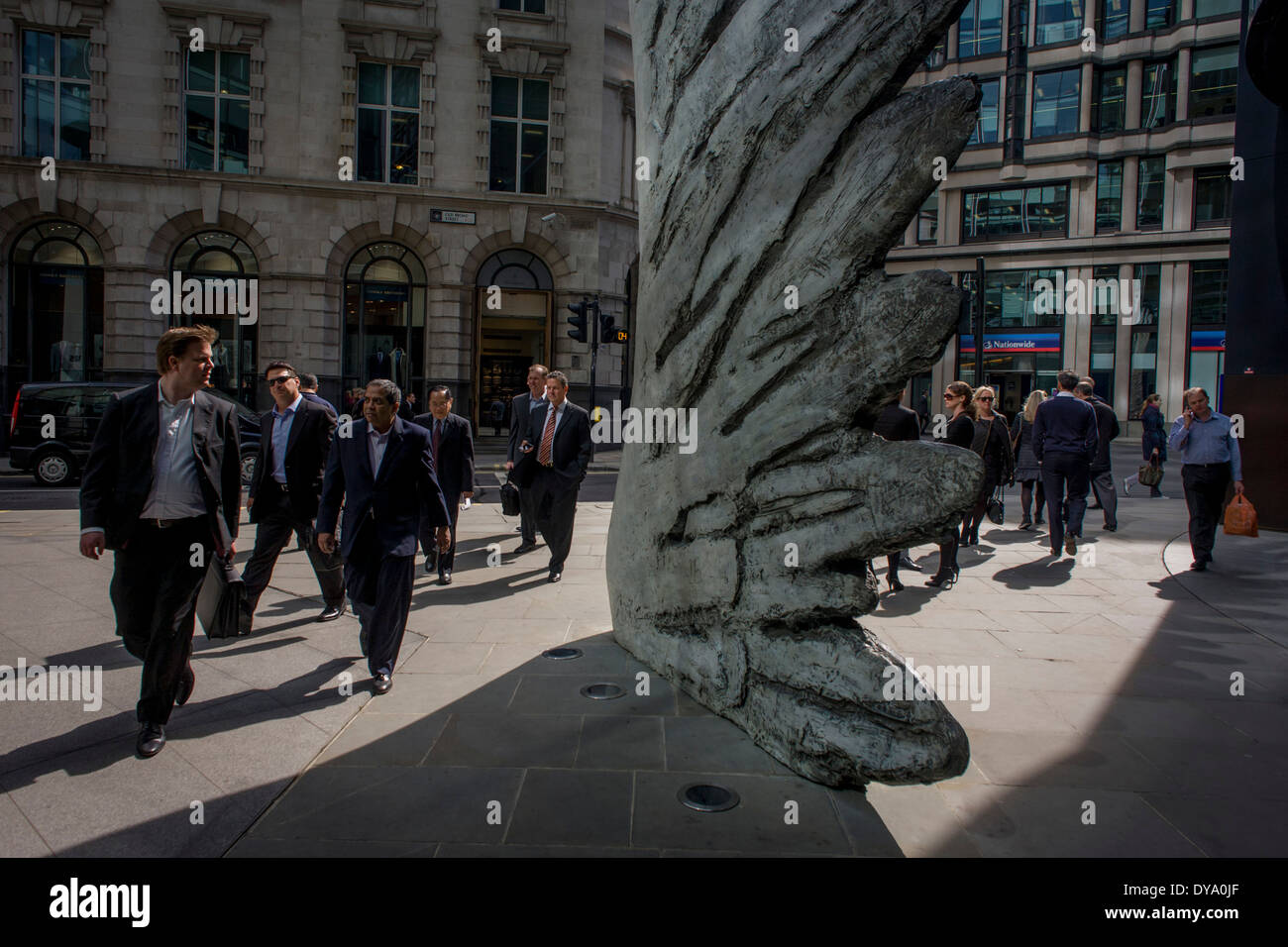 Les travailleurs de la ville par le passage de l'oeuvre d'un géant de l'aile de bronze lors d'un midi de printemps dans le quartier financier de Londres. Les dix mètres de haut est la sculpture en bronze par le président de la Royal Academy of Arts, Christopher Le Brun, commandé par Hammerson en 2009. Elle est appelée 'La Ville' de l'aile et a été jeté par Morris Singer, fondateurs de l'art réputé pour être la plus ancienne fonderie d'art dans le monde. Banque D'Images