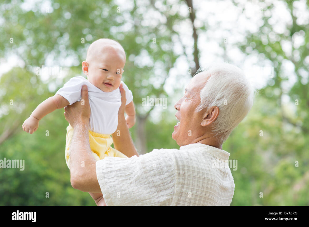 Grand-père chinois asiatique et son petit-fils s'amuser au jardin extérieur. Banque D'Images