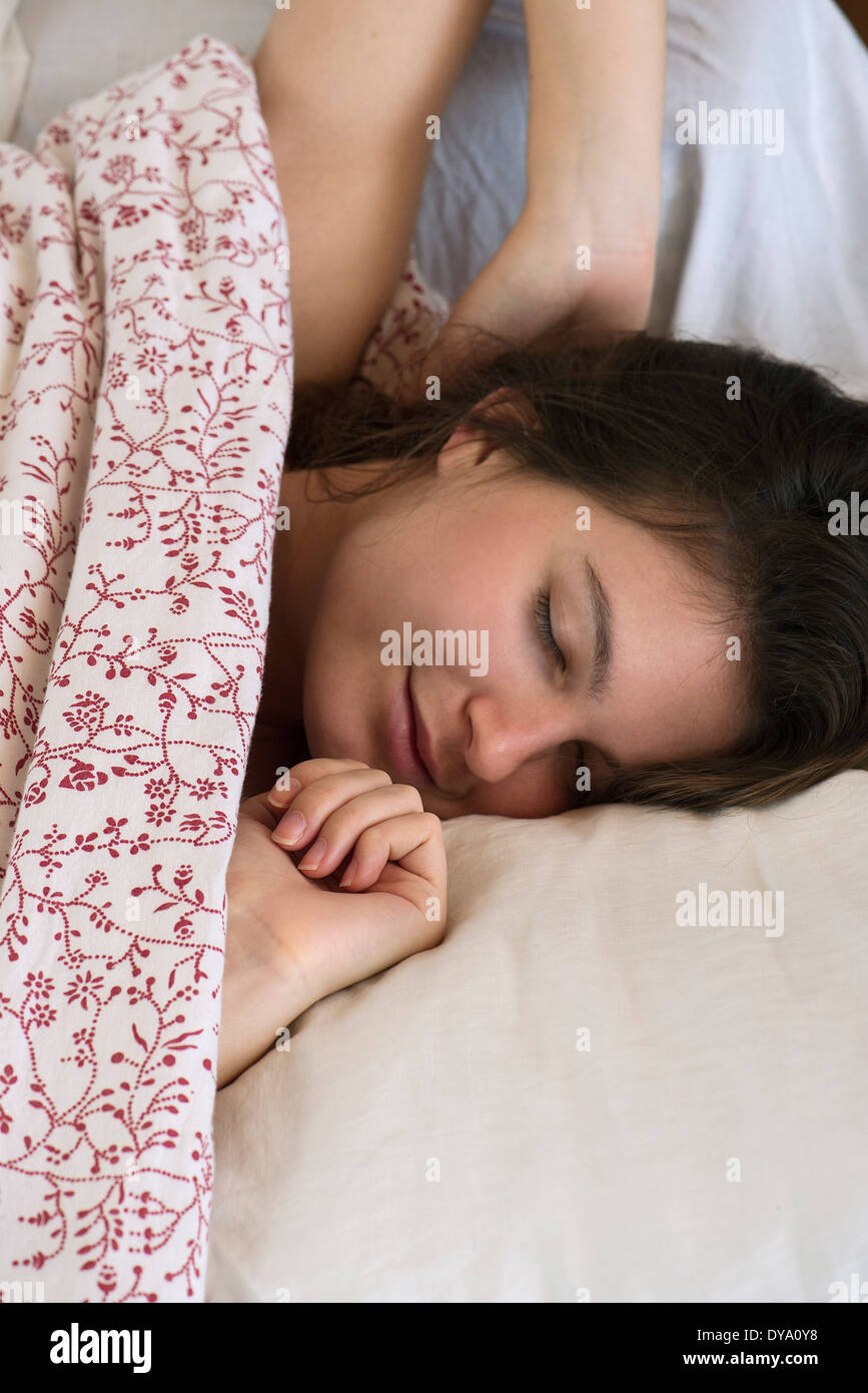 Woman relaxing in bed, cropped Banque D'Images