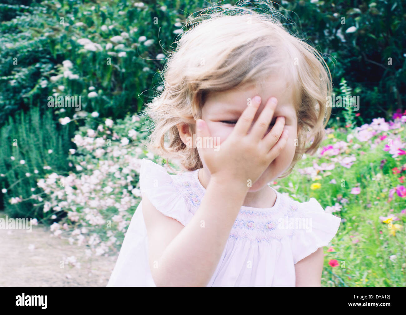 Petite fille sur le chemin de la nature, portrait Banque D'Images