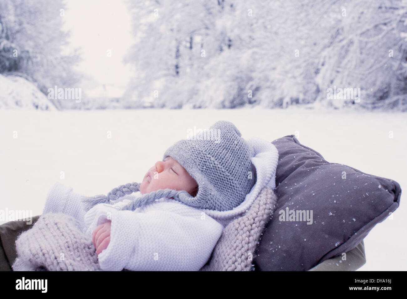 Baby sleeping in bassinet en scane hiver Banque D'Images