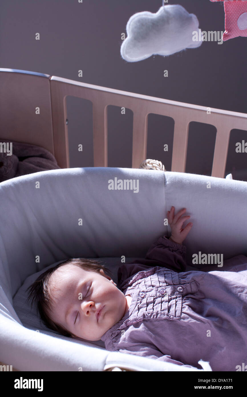 Baby sleeping in crib Banque D'Images