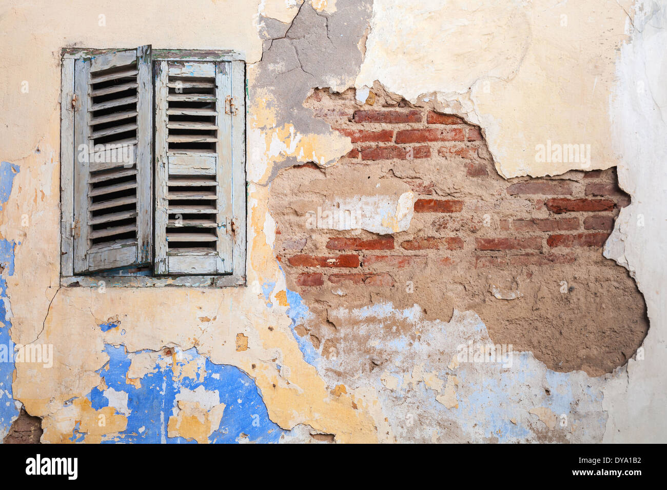 Endommagé Grunge mur de briques avec fenêtre fermée. La texture d'arrière-plan Banque D'Images