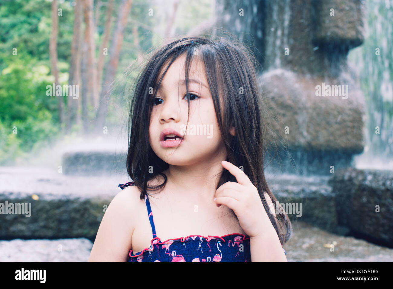 Petite fille par fontaine, portrait Banque D'Images