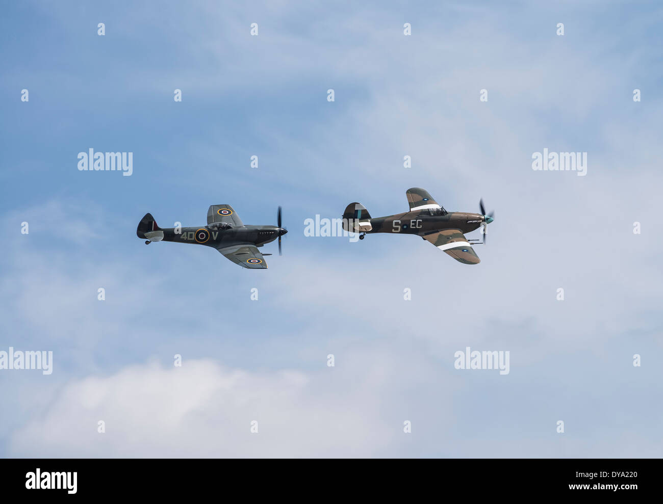 Supermarine Spitfire Mk XVI et Hawker Hurricane IIc en formation à l'Flying Legends Airshow, Imperial War Museum Duxford Banque D'Images
