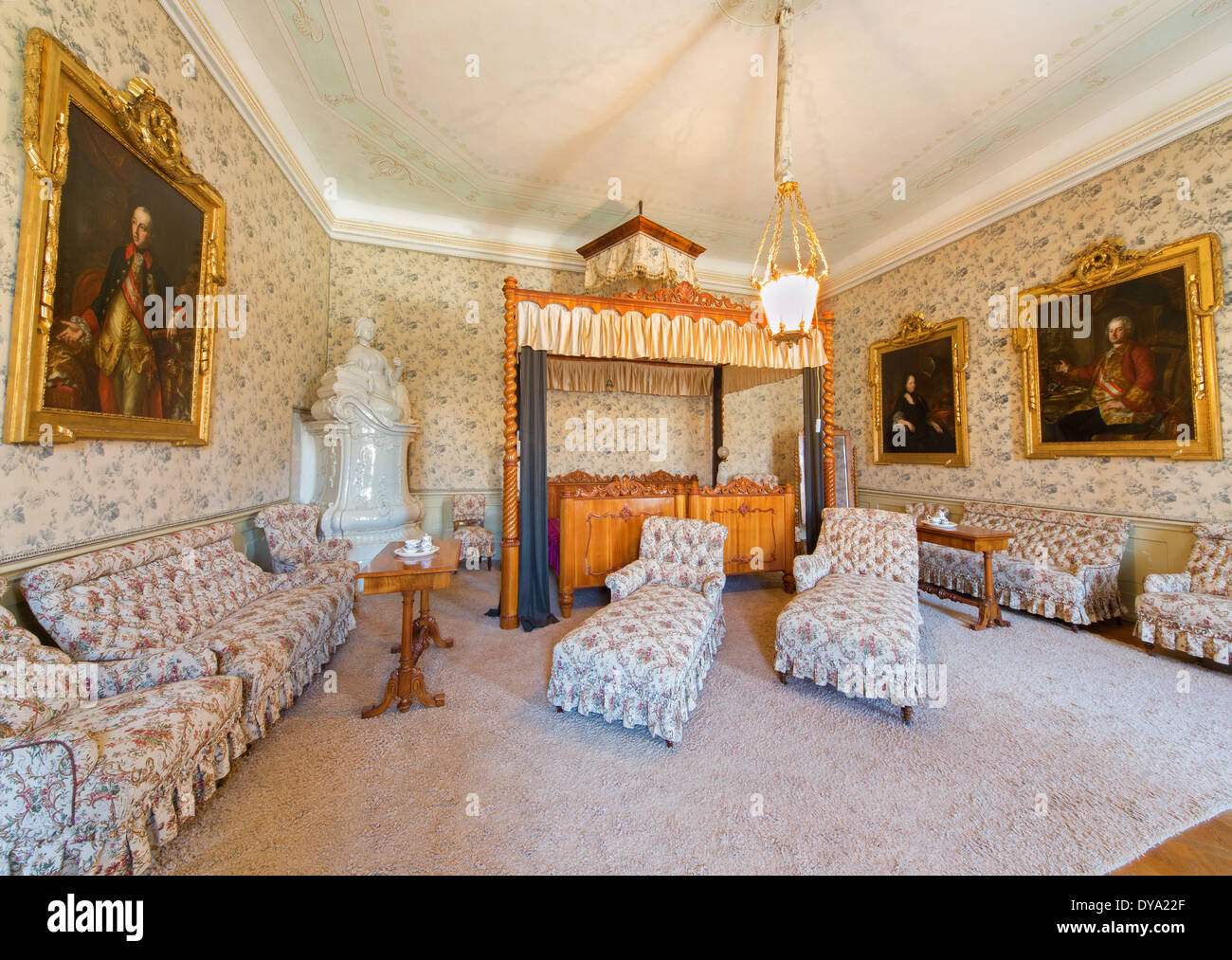 Chambre en merisier sculpté à partir de 19 cent. Dans palace Saint Anton avec la peinture d'Habsbourg, l'empereur Joseph I sur le côté gauche. Banque D'Images