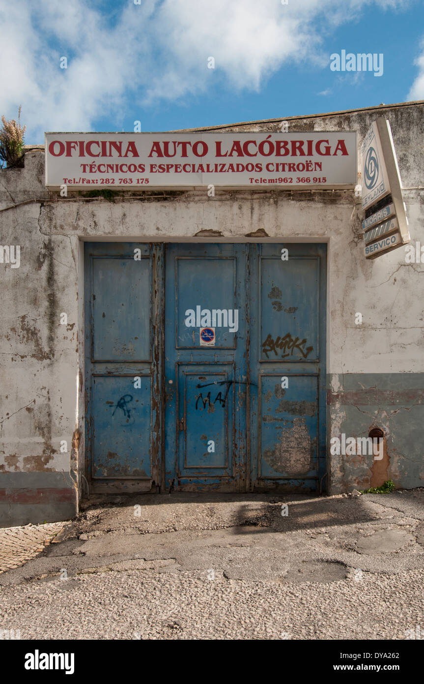 Ancien immeuble garage à Lagos Portugal Photo Stock - Alamy