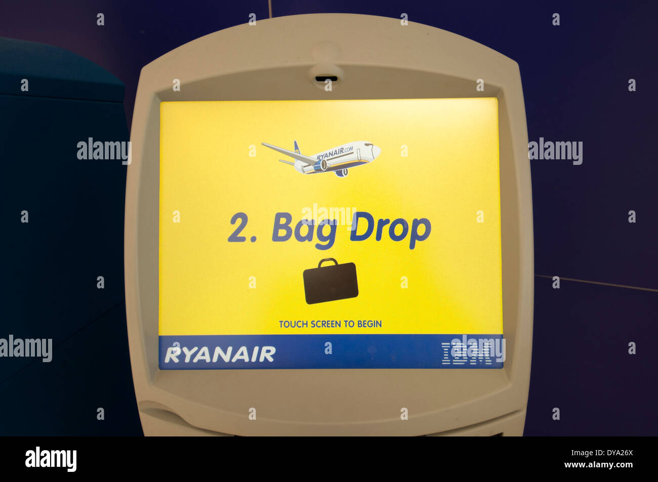 Ryanair self service vérifier dans le terminal à l'aéroport, bag drop Photo Stock Alamy